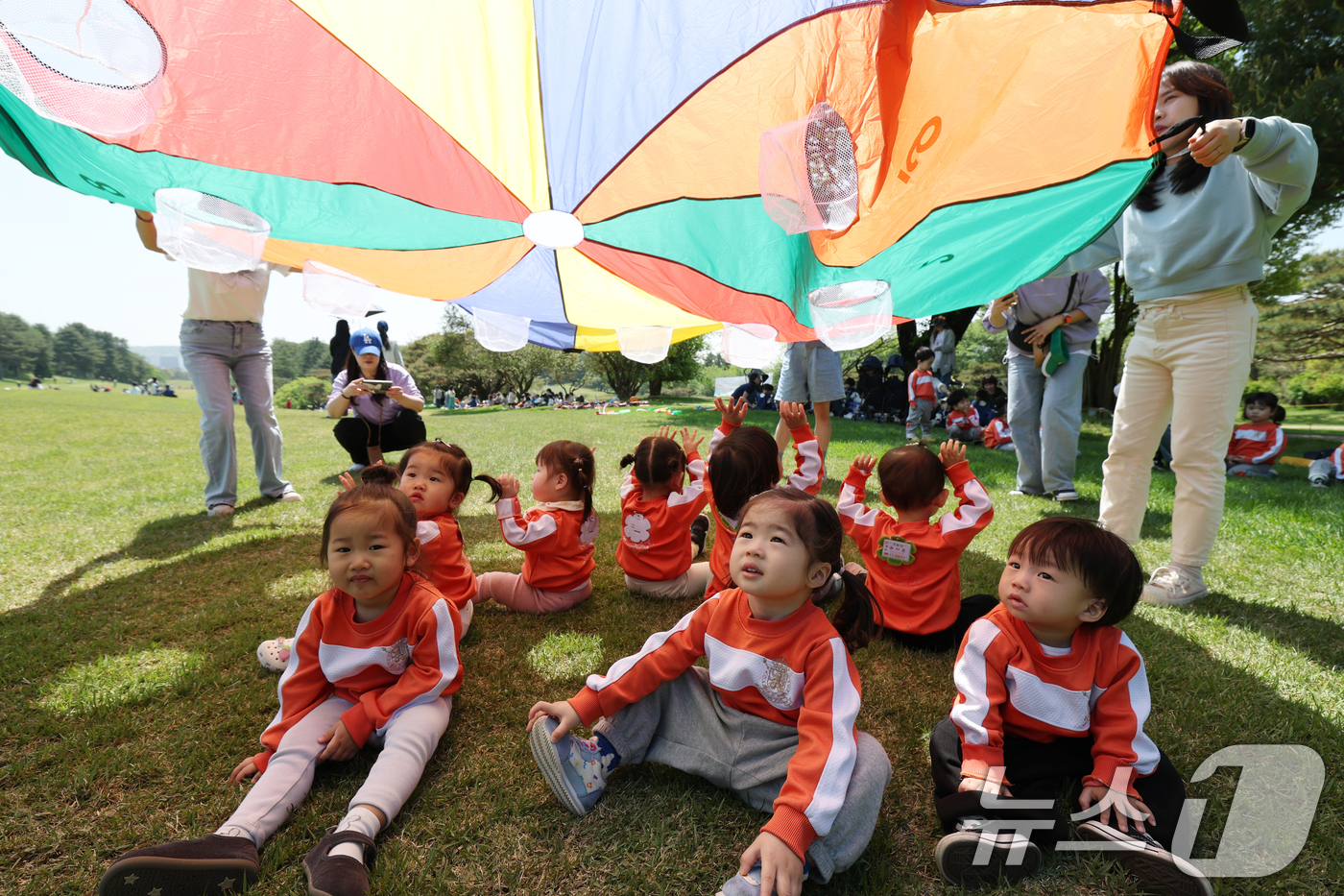 (군포=뉴스1) 김영운 기자 = 안양컨트리클럽이 시민 무료 개방행사를 진행한 7일 경기 군포시 안양컨트리클럽에서 아이들이 잔디밭과 벙커에서 놀고 있다. 2025.5.7/뉴스1