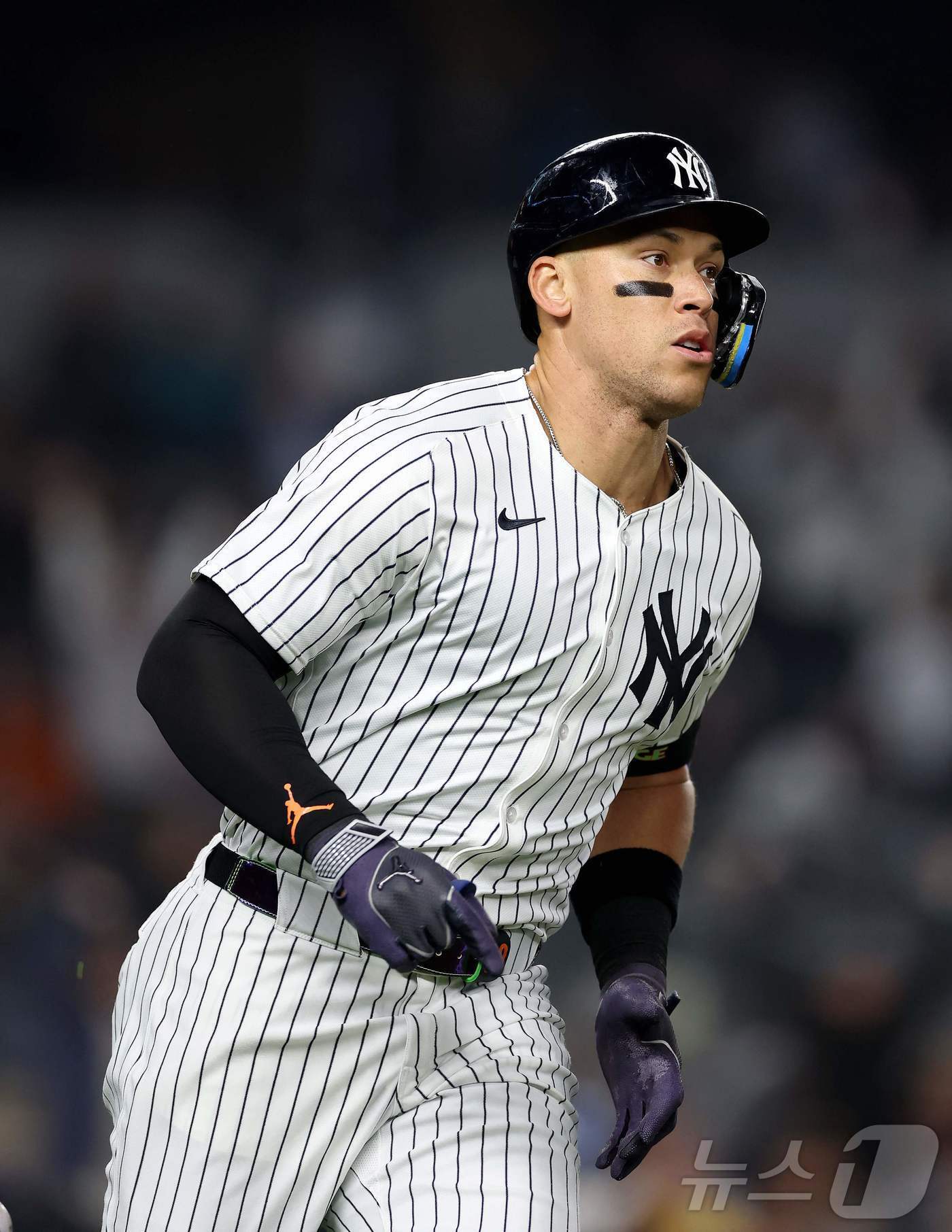 본문 이미지 - 뉴욕 양키스 애런 저지가 메이저리그 전체 타율과 홈런, 타점 부문 선두에 올랐다. ⓒ AFP=뉴스1