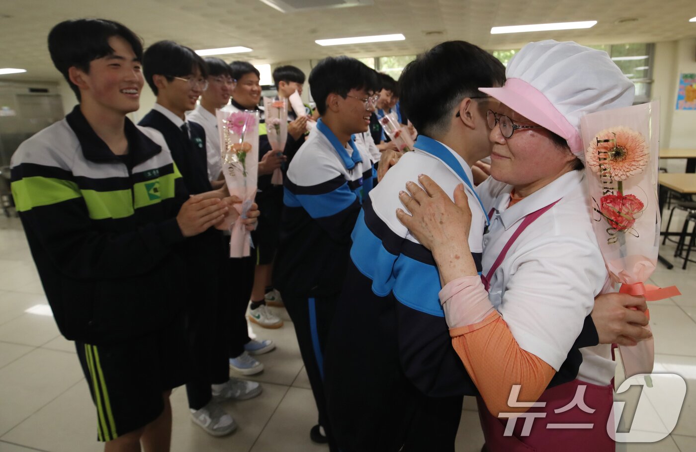 본문 이미지 - 어버이날을 하루 앞둔 7일 오후 부산 동래구 용인고등학교에서 학생들이 급식실 직원분들에게 감사의 카네이션을 전달하고 있다. 2025.5.7/뉴스1 ⓒ News1 윤일지 기자