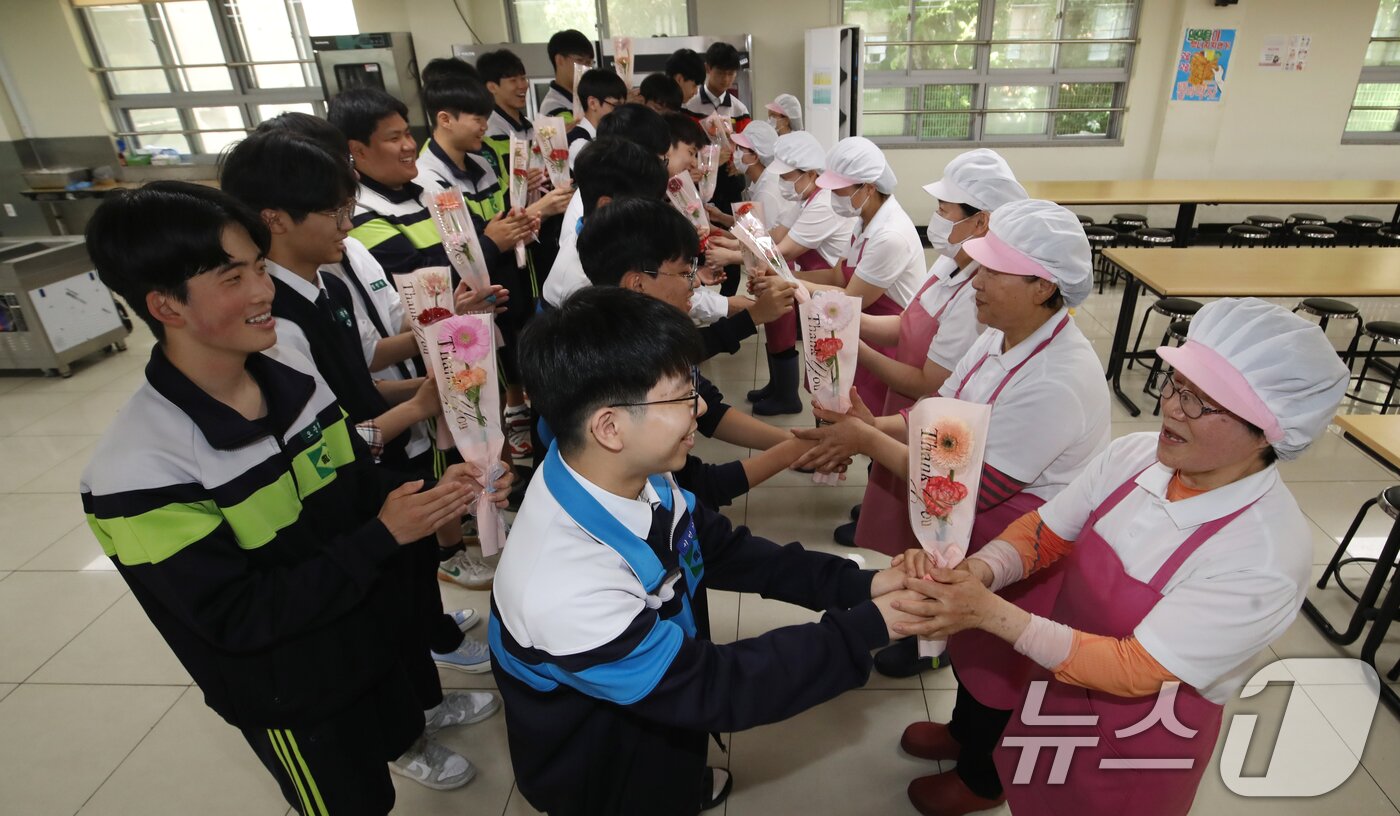 본문 이미지 - 어버이날을 하루 앞둔 7일 오후 부산 동래구 용인고등학교에서 학생들이 급식실 직원분들에게 감사의 카네이션을 전달하고 있다. 2025.5.7/뉴스1 ⓒ News1 윤일지 기자