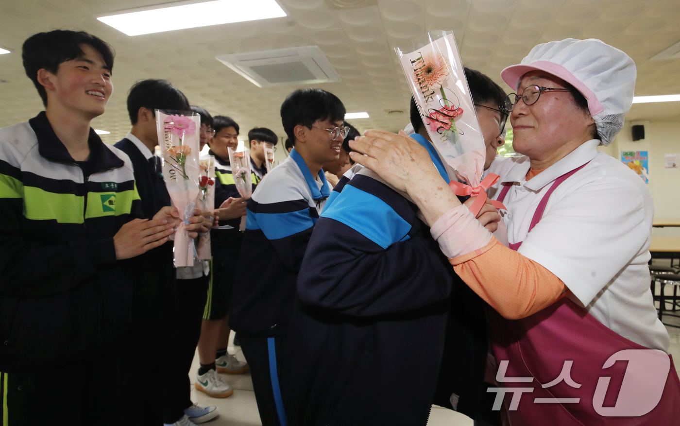(부산=뉴스1) 윤일지 기자 = 어버이날을 하루 앞둔 7일 오후 부산 동래구 용인고등학교에서 학생들이 급식실 직원분들에게 감사의 카네이션을 전달하고 있다.  2025.5.7/뉴스1 …