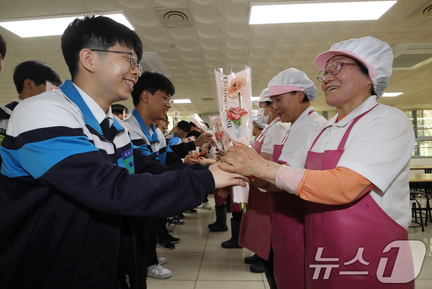 (부산=뉴스1) 윤일지 기자 = 어버이날을 하루 앞둔 7일 오후 부산 동래구 용인고등학교에서 학생들이 급식실 직원분들에게 감사의 카네이션을 전달하고 있다.  2025.5.7/뉴스1 …