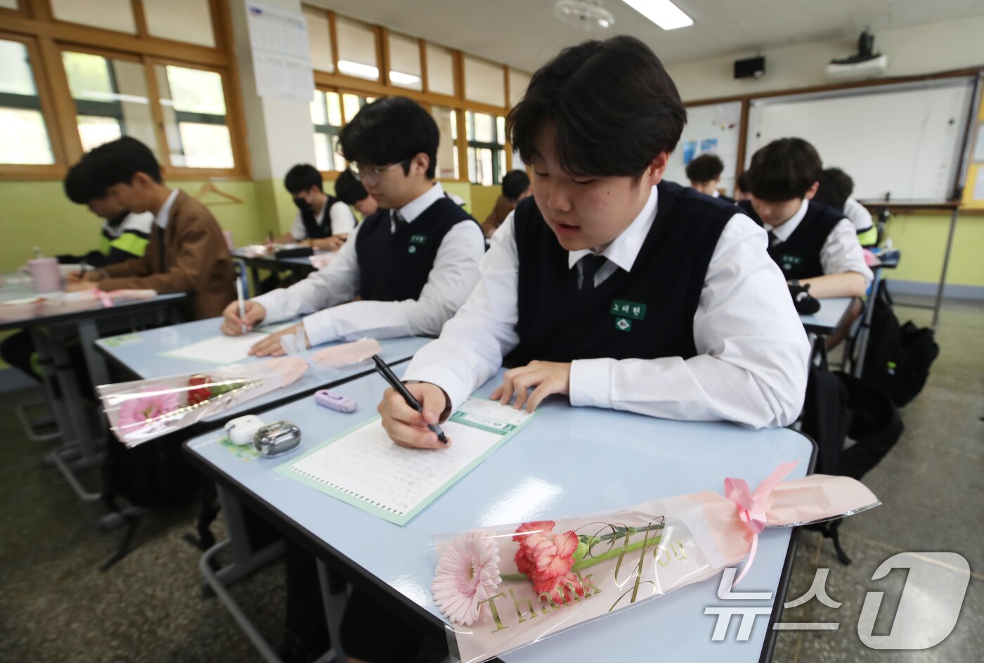 본문 이미지 - 어버이날을 하루 앞둔 7일 오후 부산 동래구 용인고등학교에서 학생들이 부모님께 감사의 편지를 쓰고 있다. 학생들은 카네이션과 직접 쓴 감사의 편지를 부모님께 전달할 예정이다. 2025.5.7/뉴스1 ⓒ News1 윤일지 기자