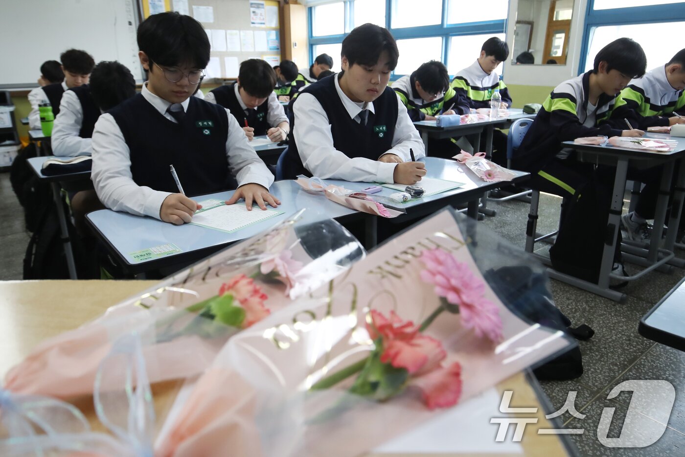 본문 이미지 - 어버이날을 하루 앞둔 7일 오후 부산 동래구 용인고등학교에서 학생들이 부모님께 감사의 편지를 쓰고 있다. 학생들은 카네이션과 직접 쓴 감사의 편지를 부모님께 전달할 예정이다. 2025.5.7/뉴스1 ⓒ News1 윤일지 기자