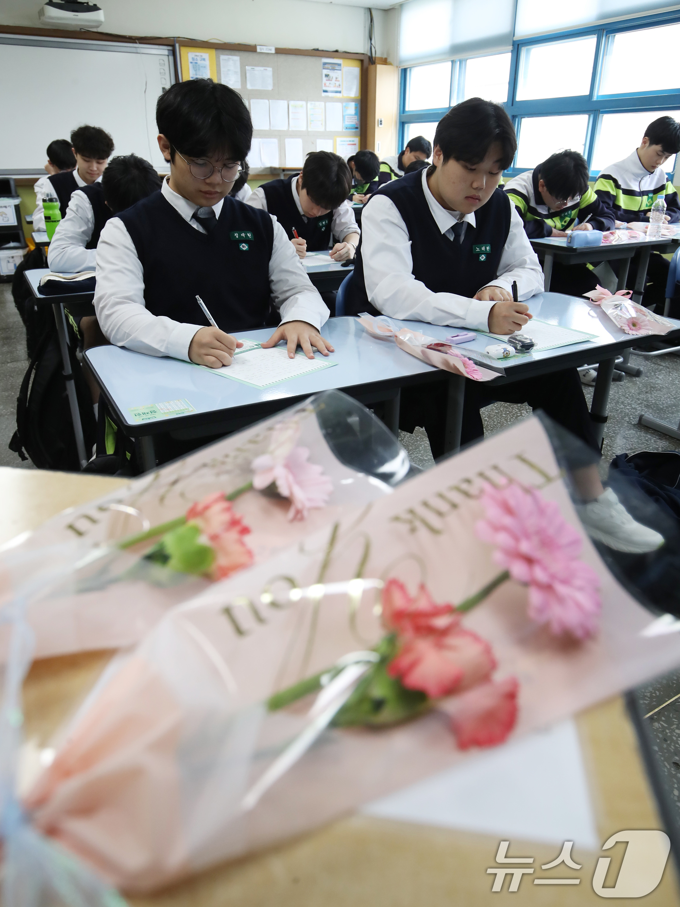 (부산=뉴스1) 윤일지 기자 = 어버이날을 하루 앞둔 7일 오후 부산 동래구 용인고등학교에서 학생들이 부모님께 감사의 편지를 쓰고 있다.학생들은 카네이션과 직접 쓴 감사의 편지를 …