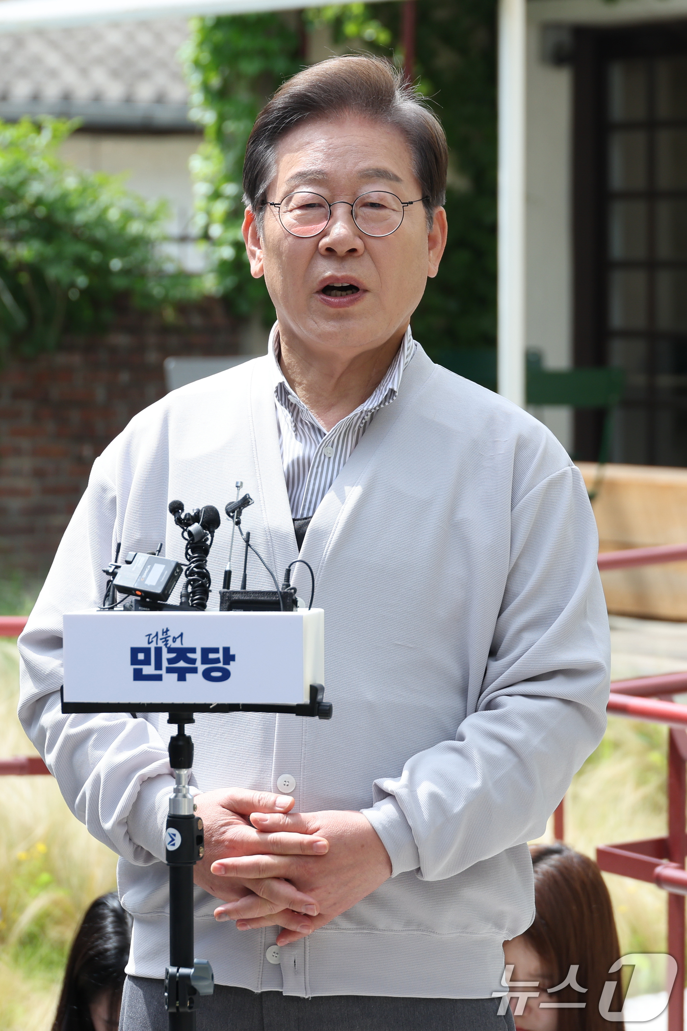 (전주=뉴스1) 안은나 기자 = 이재명 더불어민주당 대통령 후보가 2차 골목골목 경청투어 마지막 날인 7일 오후 전북 전주시의 카페 앞에서 공직선거법 위반 사건 파기환송심 첫 공판 …