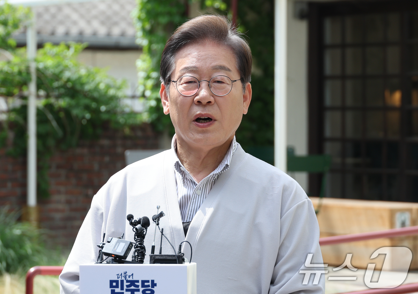 (전주=뉴스1) 안은나 기자 = 이재명 더불어민주당 대통령 후보가 2차 골목골목 경청투어 마지막 날인 7일 오후 전북 전주시의 카페 앞에서 공직선거법 위반 사건 파기환송심 첫 공판 …