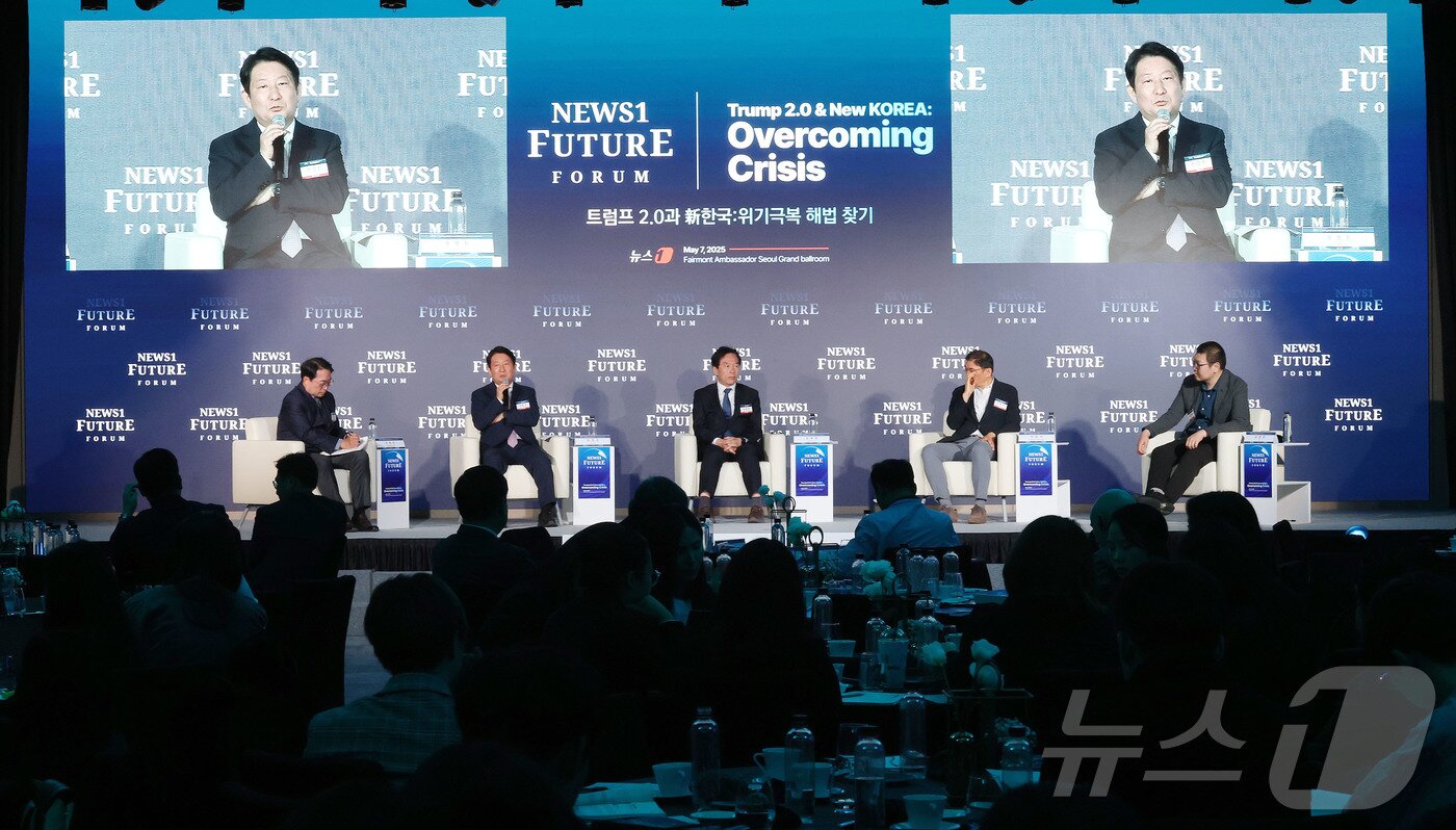 본문 이미지 - 서정건 한국정당학회 학회장&#40;왼쪽부터&#41;, 권영진 국민의힘 의원, 정태호 더불어민주당 의원, 박현석 국회미래연구원 거버넌스그룹장, 임명묵 ‘K를 생각한다’ 저자가 7일 서울 여의도 페어몬트 호텔에서 열린 뉴스1 미래포럼에서 ‘대선 앞둔 극한 대립의 한국 정치, 회생방안’을 주제로 토론을 하고 있다. ‘트럼프 2.0과 新한국:위기 극복 해법 찾기’를 주제로 열린 이번 포럼은 뉴스1 주최로 열렸다. 2025.5.7/뉴스1 ⓒ News1 박세연 기자