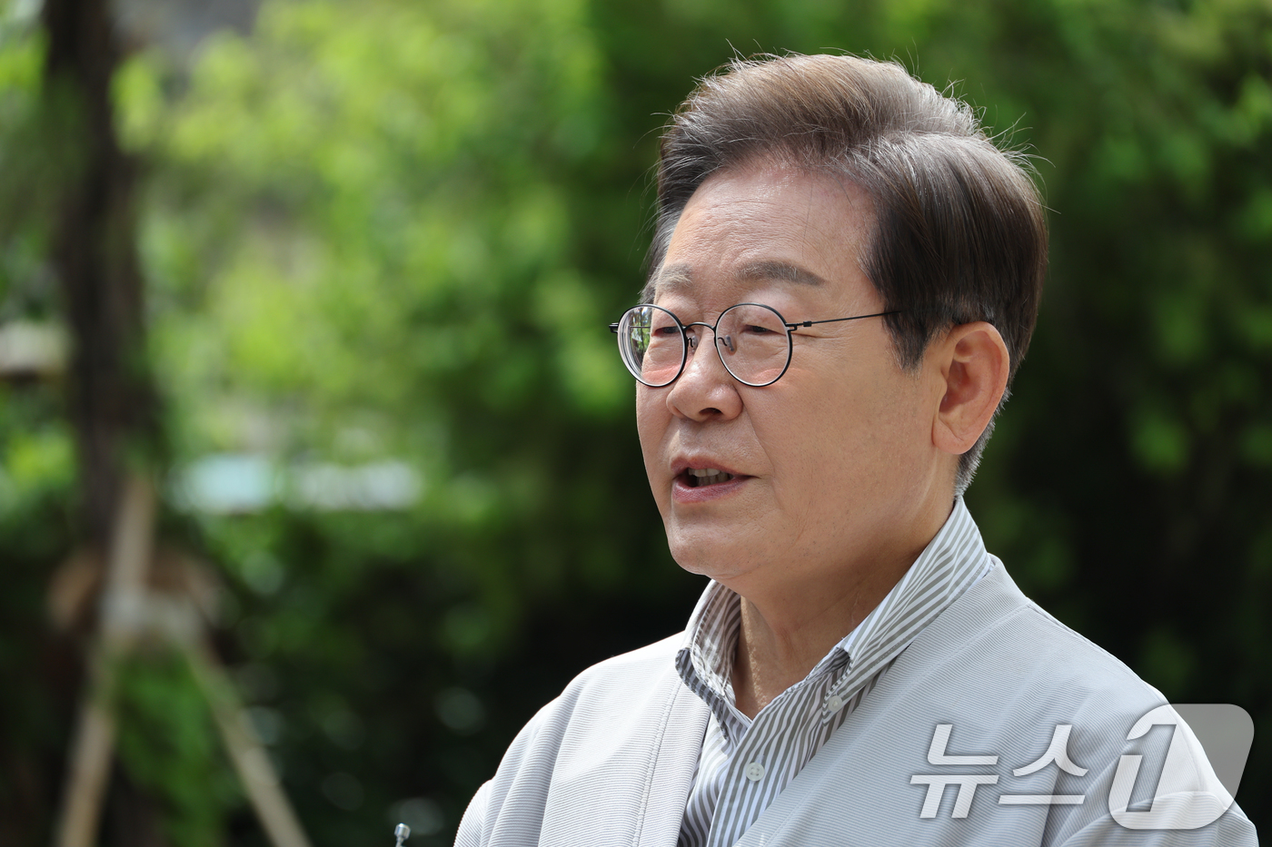 (전주=뉴스1) 안은나 기자 = 이재명 더불어민주당 대통령 후보가 2차 골목골목 경청투어 마지막 날인 7일 오후 전북 전주시의 카페 앞에서 공직선거법 위반 사건 파기환송심 첫 공판 …