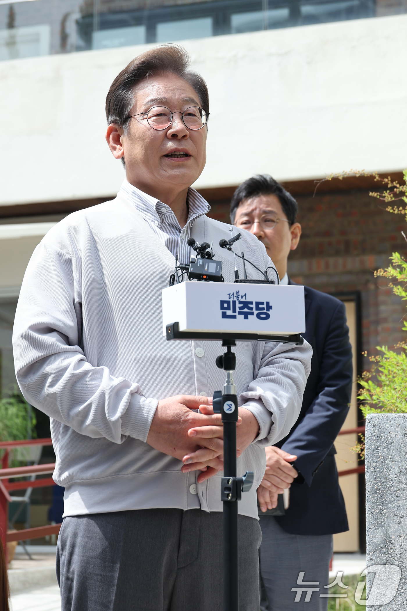 (전주=뉴스1) 안은나 기자 = 이재명 더불어민주당 대통령 후보가 2차 골목골목 경청투어 마지막 날인 7일 오후 전북 전주시의 카페 앞에서 공직선거법 위반 사건 파기환송심 첫 공판 …