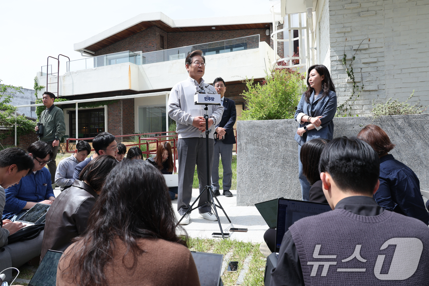 (전주=뉴스1) 안은나 기자 = 이재명 더불어민주당 대통령 후보가 2차 골목골목 경청투어 마지막 날인 7일 오후 전북 전주시의 카페 앞에서 공직선거법 위반 사건 파기환송심 첫 공판 …
