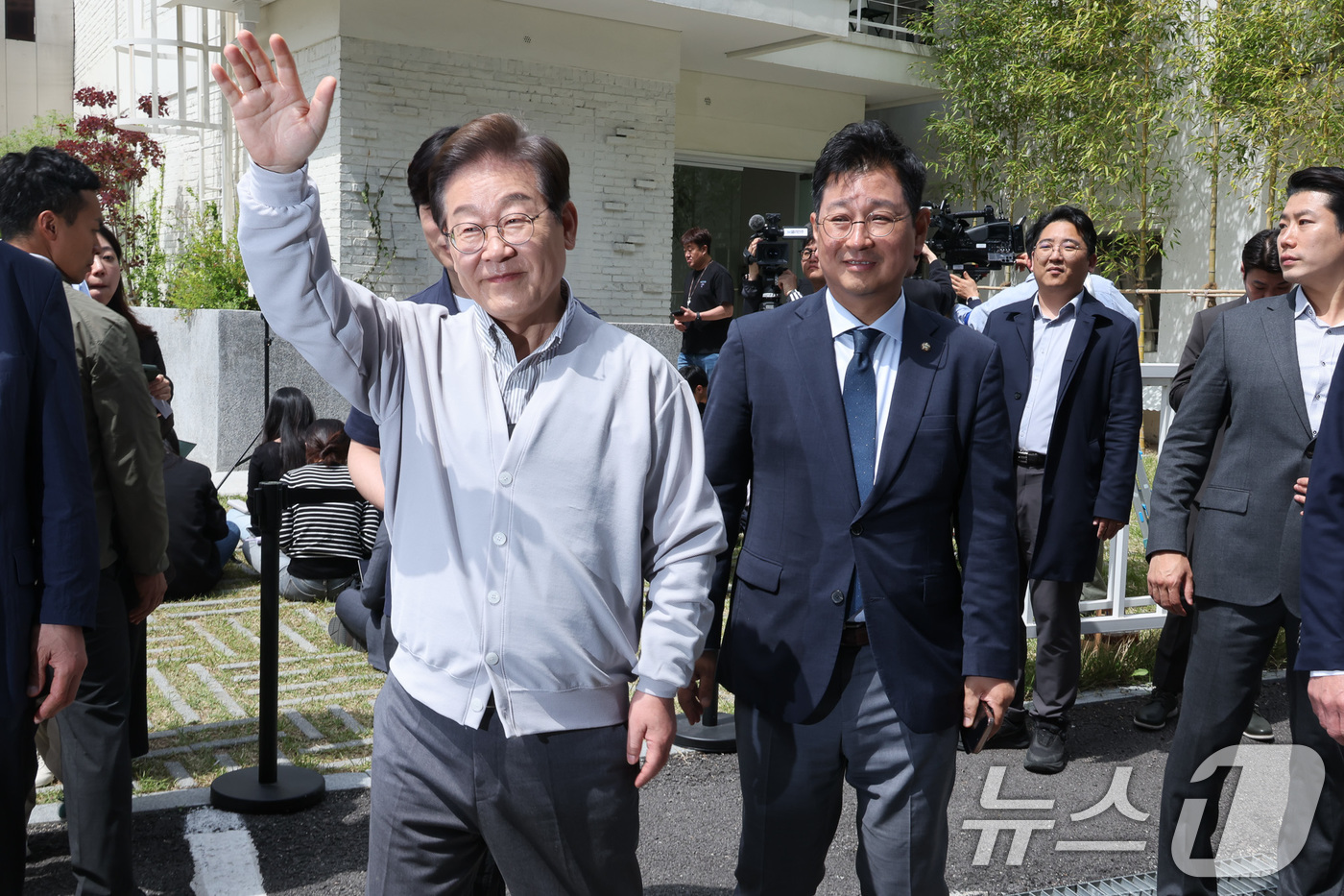 (전주=뉴스1) 안은나 기자 = 이재명 더불어민주당 대통령 후보가 2차 골목골목 경청투어 마지막 날인 7일 오후 전북 전주시의 카페 앞에서 공직선거법 위반 사건 파기환송심 첫 공판 …