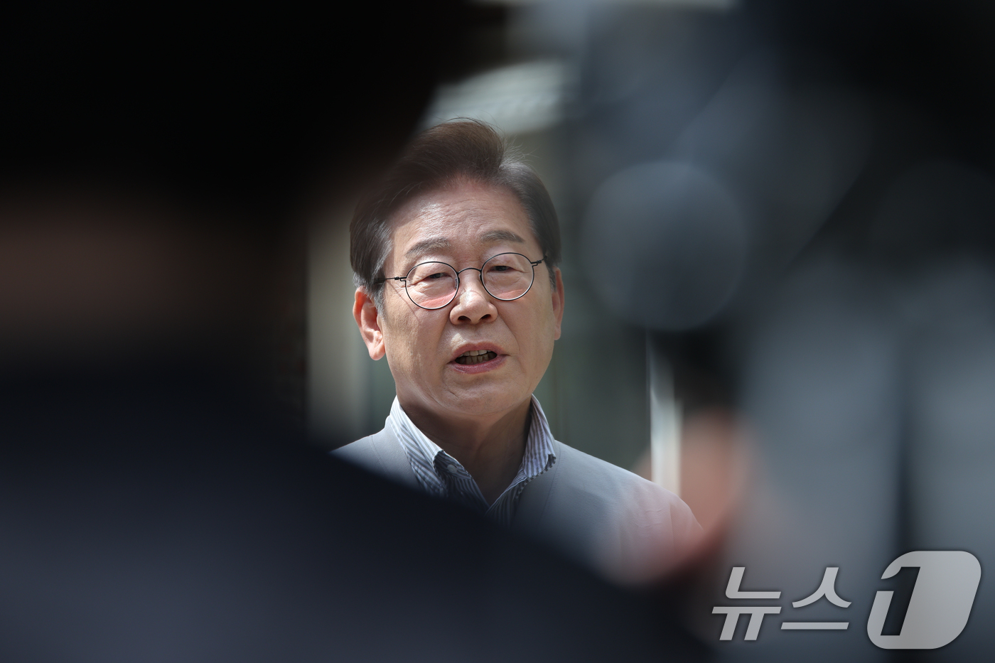 (전주=뉴스1) 안은나 기자 = 이재명 더불어민주당 대통령 후보가 2차 골목골목 경청투어 마지막 날인 7일 오후 전북 전주시의 카페 앞에서 공직선거법 위반 사건 파기환송심 첫 공판 …