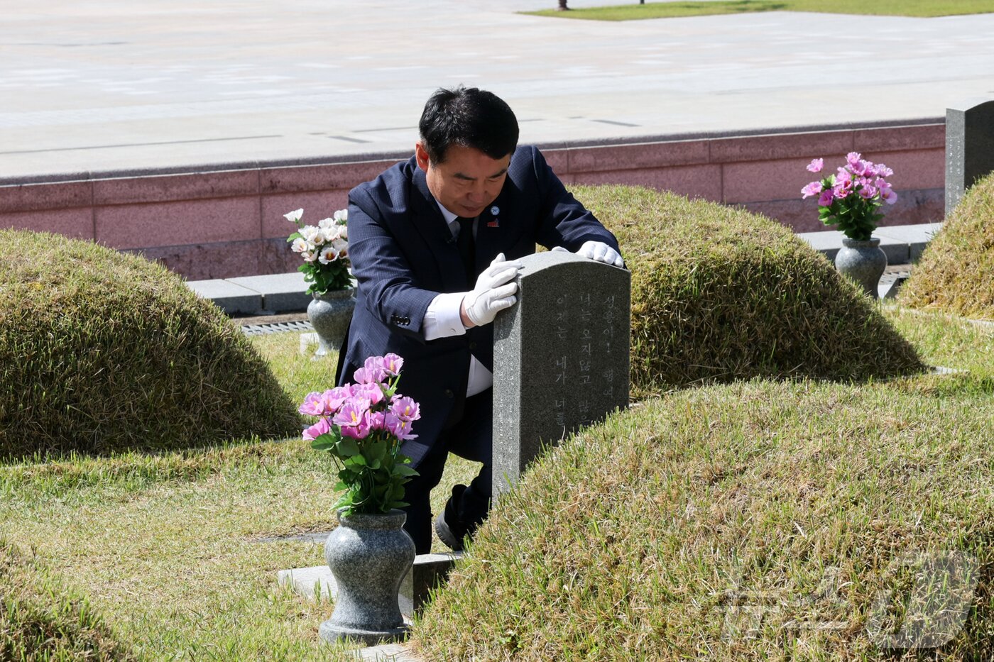 본문 이미지 - 이정선 광주시교육감이 7일 국립 5·18민주묘지를 참배하며 희생자의 비석을 어루만지고 있다.(광주교육청 제공. 재배포 및 DB 금지) 2025.5.7/뉴스1