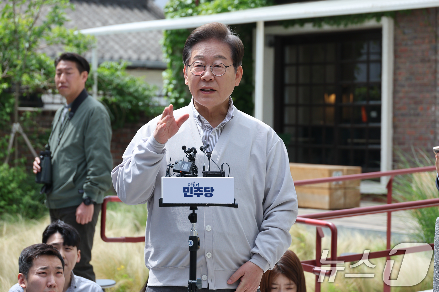 (전주=뉴스1) 안은나 기자 = 이재명 더불어민주당 대통령 후보가 2차 골목골목 경청투어 마지막 날인 7일 오후 전북 전주시의 카페 앞에서 공직선거법 위반 사건 파기환송심 첫 공판 …