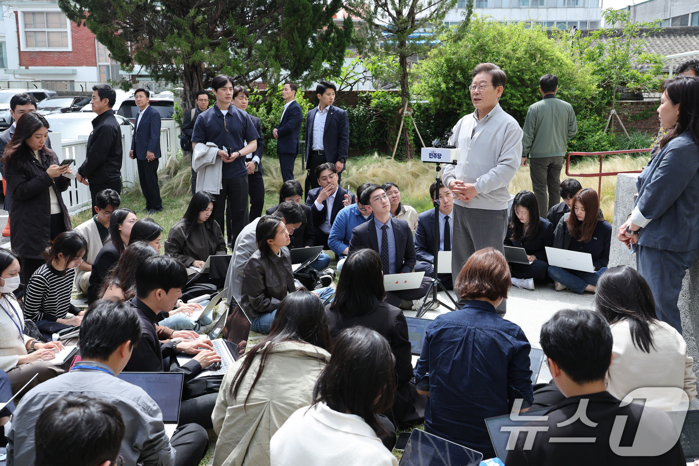 (전주=뉴스1) 안은나 기자 = 이재명 더불어민주당 대통령 후보가 2차 골목골목 경청투어 마지막 날인 7일 오후 전북 전주시의 카페 앞에서 공직선거법 위반 사건 파기환송심 첫 공판 …