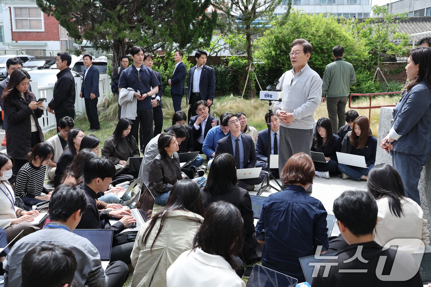 본문 이미지 - 이재명 더불어민주당 대통령 후보가 2차 골목골목 경청투어 마지막 날인 7일 오후 전북 전주시의 카페 앞에서 공직선거법 위반 사건 파기환송심 첫 공판기일 연기에 대한 입장을 밝히고 있다. 2025.5.7/뉴스1 ⓒ News1 안은나 기자