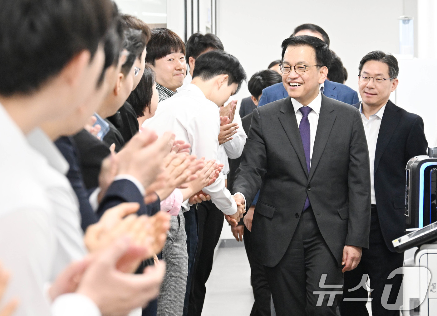 (서울=뉴스1) = 최상목 전 경제부총리 겸 기획재정부 장관이 7일 정부세종청사에서 기획재정부 직원들과 악수하며 퇴임 인사를 하고 있다. (기획재정부 제공. 재판매 및 DB 금지) …