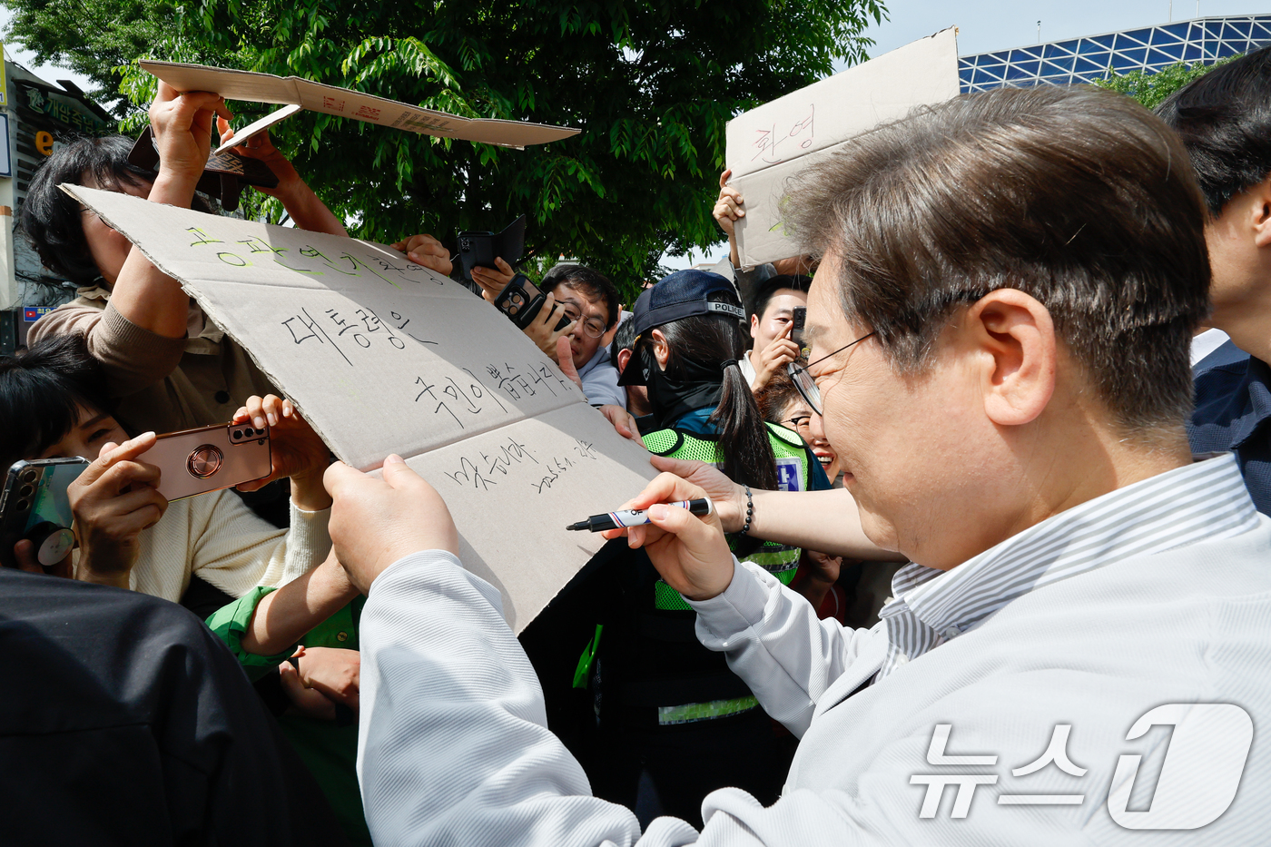(전주=뉴스1) 안은나 기자 = 이재명 더불어민주당 대통령 후보가 2차 골목골목 경청투어 마지막 날인 7일 오후 전북 전주시 풍남문 앞에서 '공판연기 환영 대통령은 국민이 뽑습니다 …
