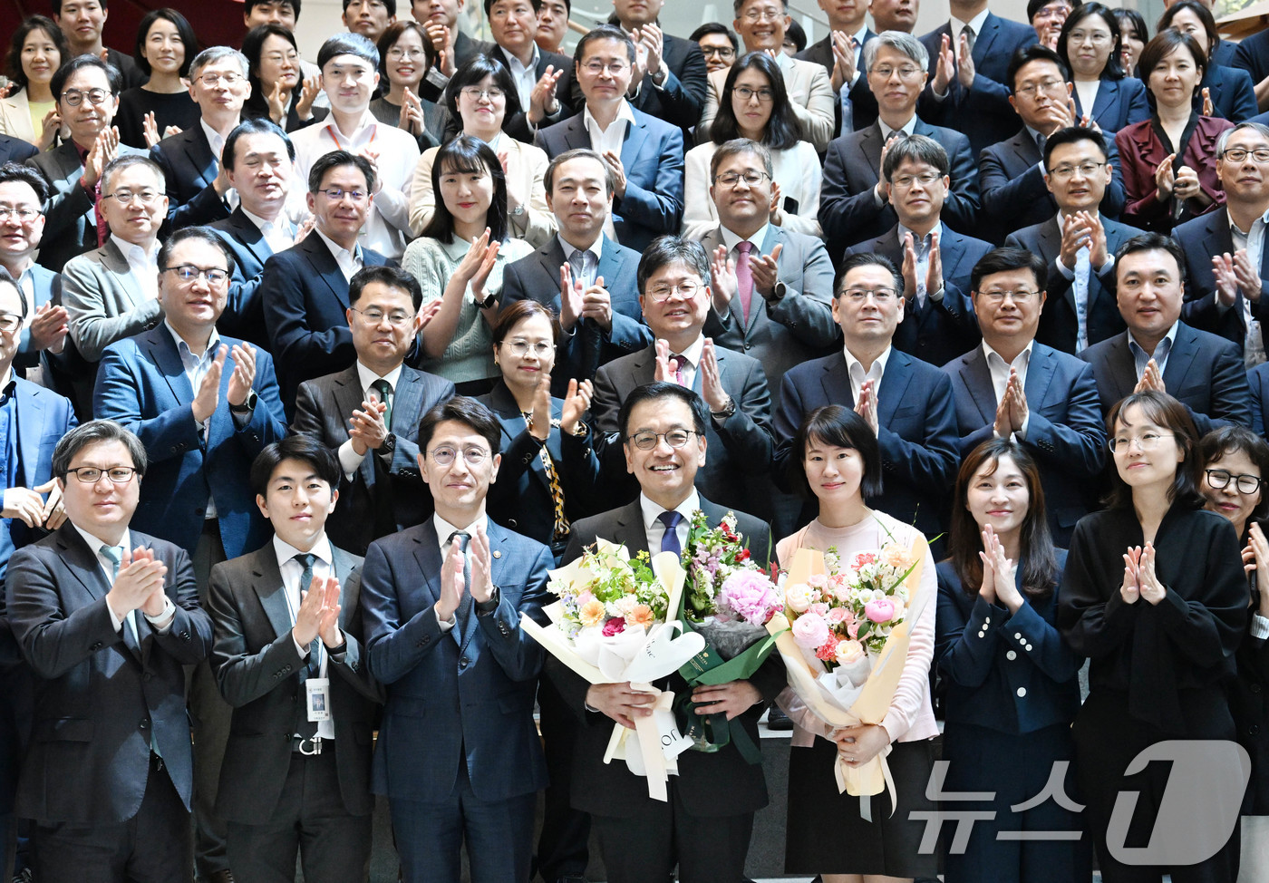 (서울=뉴스1) = 최상목 전 경제부총리 겸 기획재정부 장관이 7일 정부세종청사에서 기획재정부 직원들과 퇴임 인사 후 기념 촬영을 하고 있다. (기획재정부 제공. 재판매 및 DB …