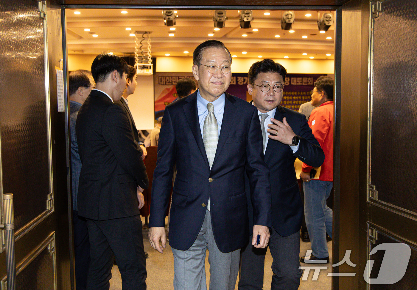 (서울=뉴스1) 이재명 기자 = 권영세 국민의힘 비상대책위원장이 7일 오후 서울 여의도 국회 의원회관에서 열린 트럼프시대 국가안전보장 대토론회를 마친 후 행사장을 나서고 있다. 2 …