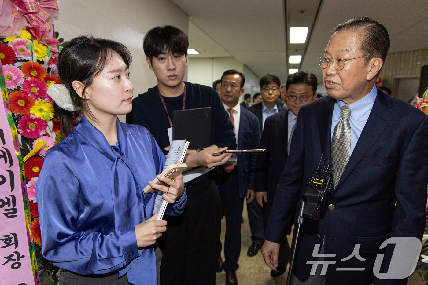 (서울=뉴스1) 이재명 기자 = 권영세 국민의힘 비상대책위원장이 7일 오후 서울 여의도 국회 의원회관에서 열린 트럼프시대 국가안전보장 대토론회를 마친 후 취재진 질문에 답변하고 있 …