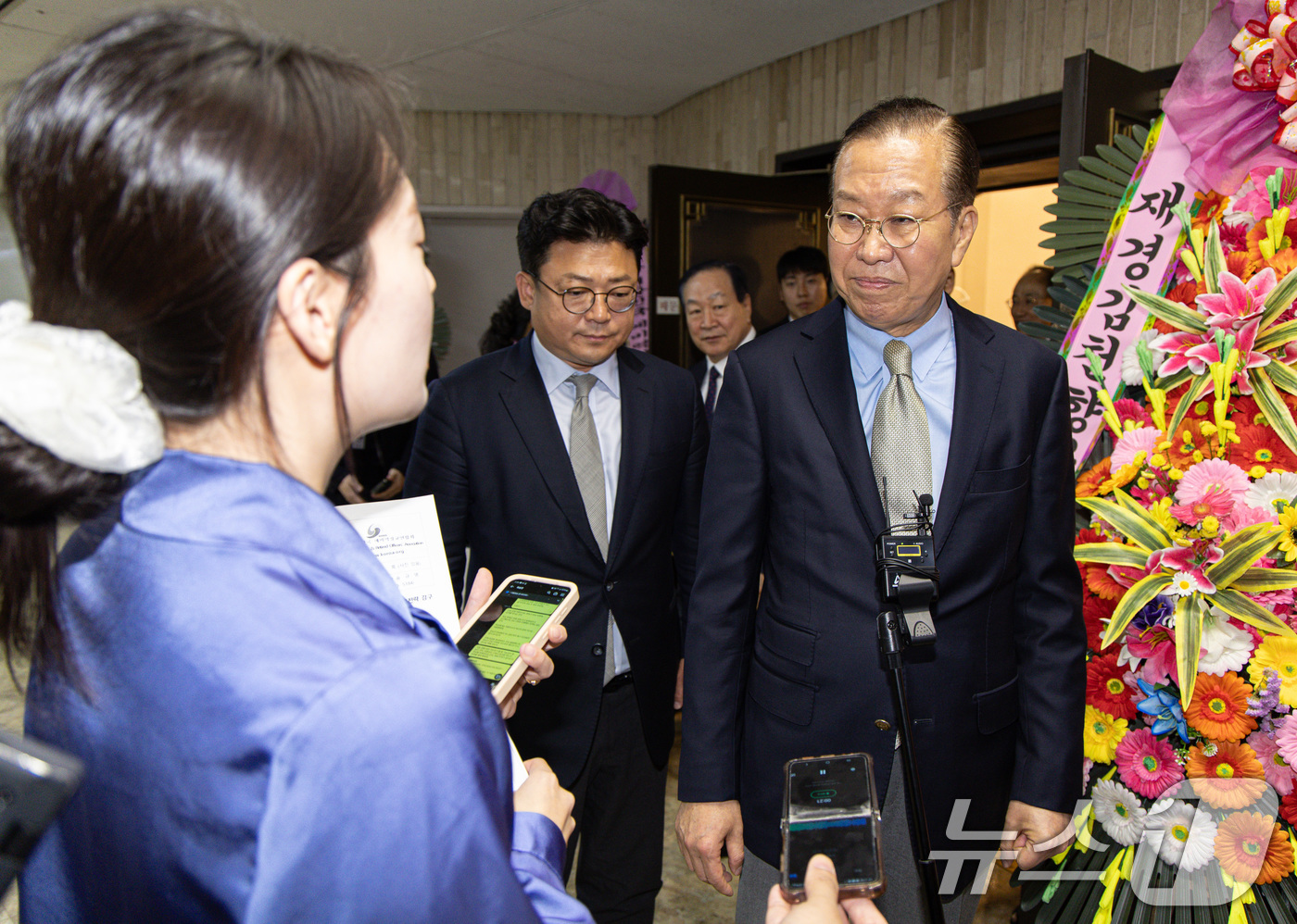 (서울=뉴스1) 이재명 기자 = 권영세 국민의힘 비상대책위원장이 7일 오후 서울 여의도 국회 의원회관에서 열린 트럼프시대 국가안전보장 대토론회를 마친 후 취재진 질문을 듣고 있다. …