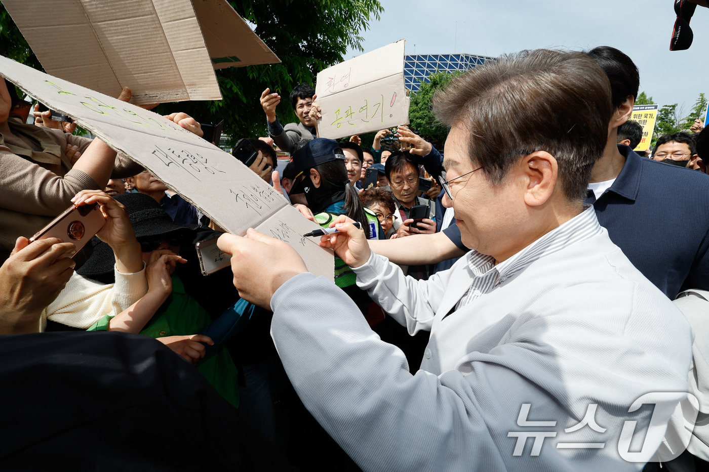 (전주=뉴스1) 안은나 기자 = 이재명 더불어민주당 대통령 후보가 2차 골목골목 경청투어 마지막 날인 7일 오후 전북 전주시 풍남문 앞에서 '공판연기 환영 대통령은 국민이 뽑습니다 …