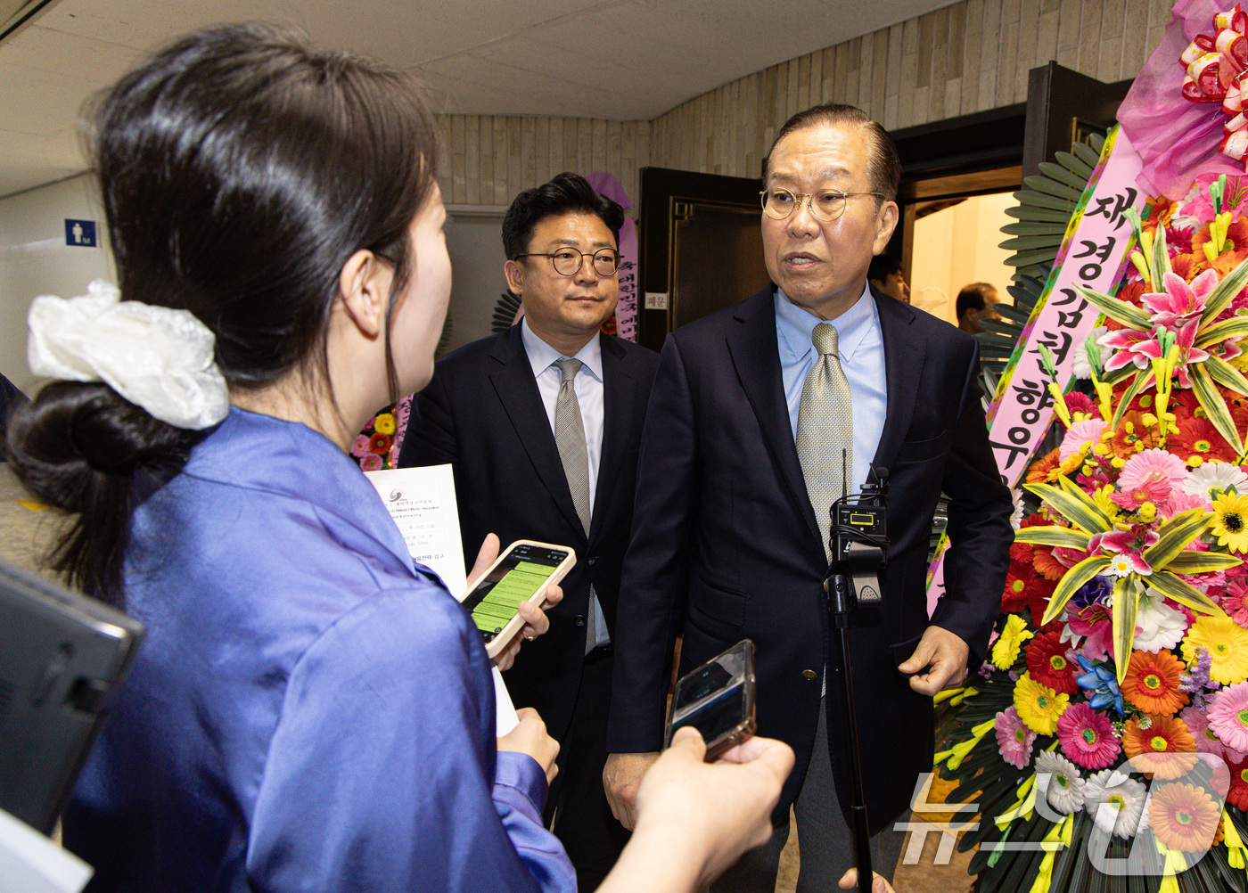 (서울=뉴스1) 이재명 기자 = 권영세 국민의힘 비상대책위원장이 7일 오후 서울 여의도 국회 의원회관에서 열린 트럼프시대 국가안전보장 대토론회를 마친 후 취재진 질문에 답변하고 있 …