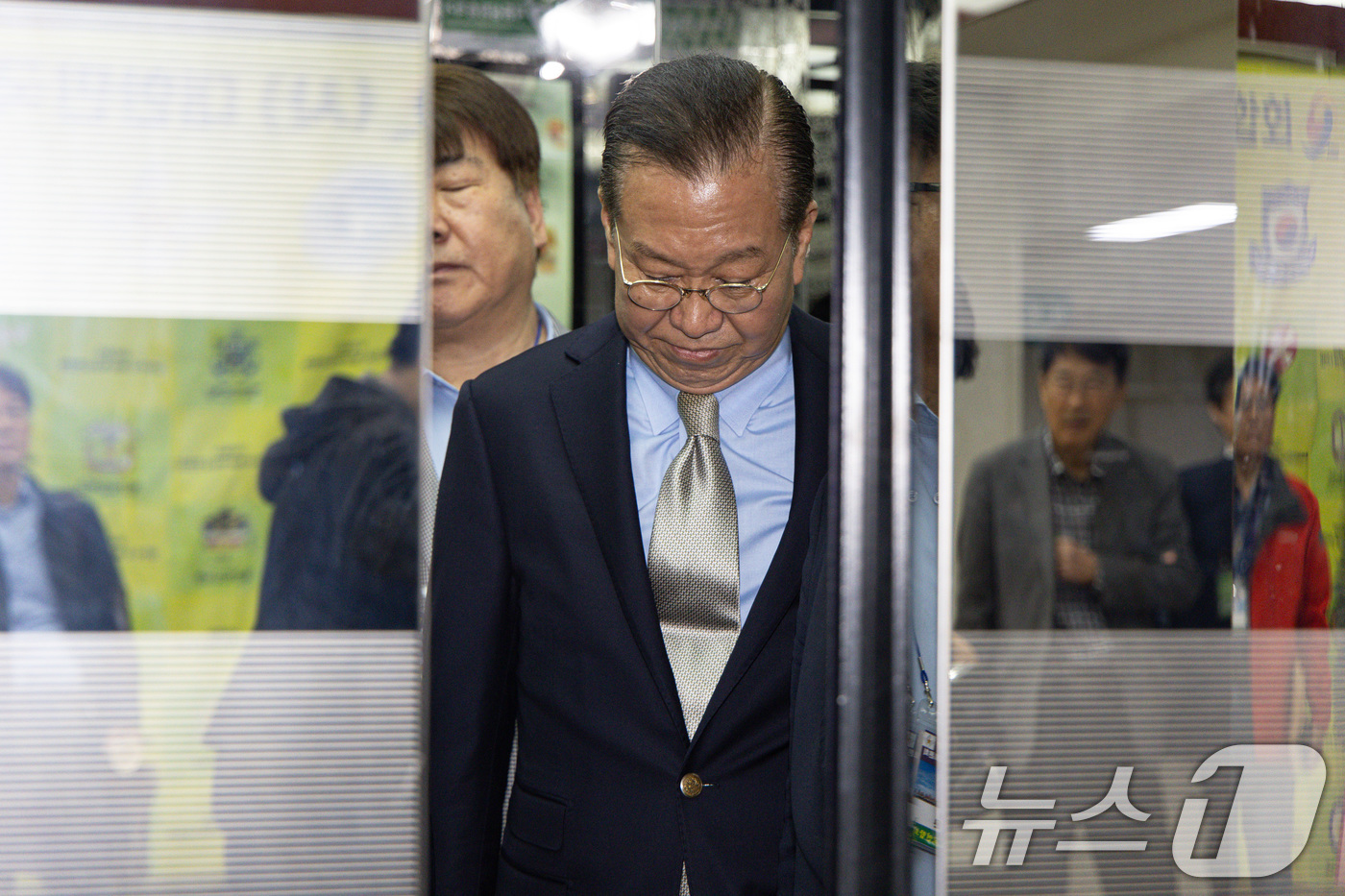 (서울=뉴스1) 이재명 기자 = 권영세 국민의힘 비상대책위원장이 7일 오후 서울 여의도 국회 의원회관에서 열린 트럼프시대 국가안전보장 대토론회를 마친 후 의원총회장으로 향하고 있다 …