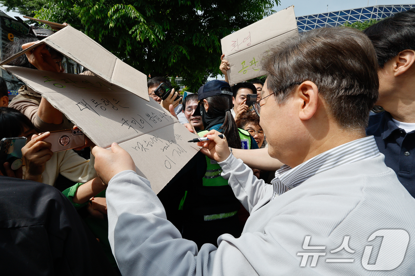 (전주=뉴스1) 안은나 기자 = 이재명 더불어민주당 대통령 후보가 2차 골목골목 경청투어 마지막 날인 7일 오후 전북 전주시 풍남문 앞에서 '공판연기 환영 대통령은 국민이 뽑습니다 …