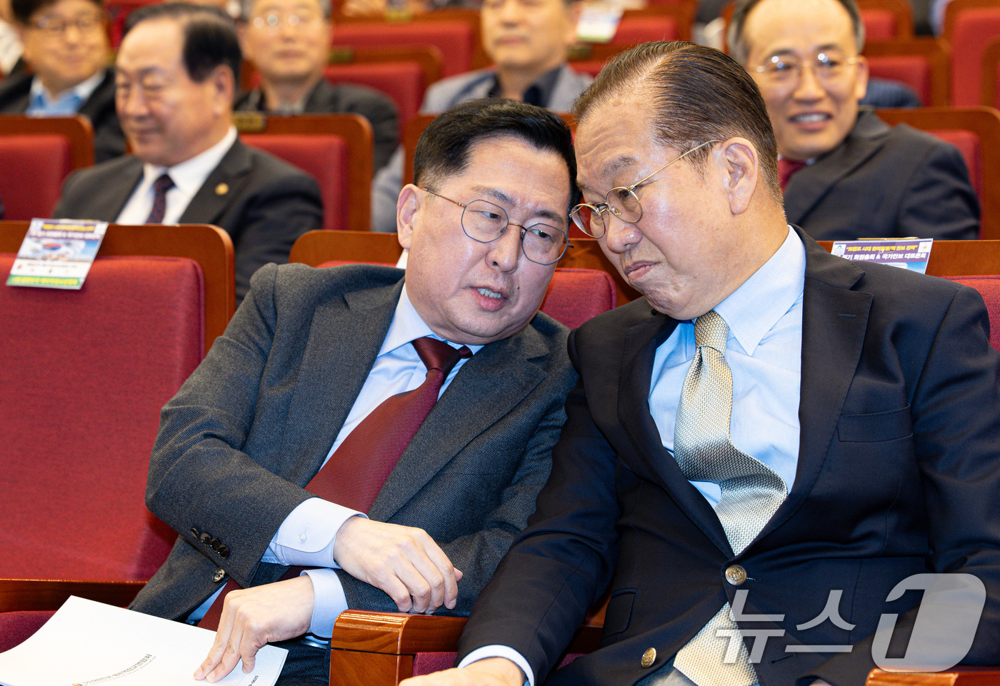 (서울=뉴스1) 이재명 기자 = 권영세 국민의힘 비상대책위원장(오른쪽)과 유용원 의원이 7일 오후 서울 여의도 국회 의원회관에서 열린 트럼프시대 국가안전보장 대토론회에서 대화를 나 …