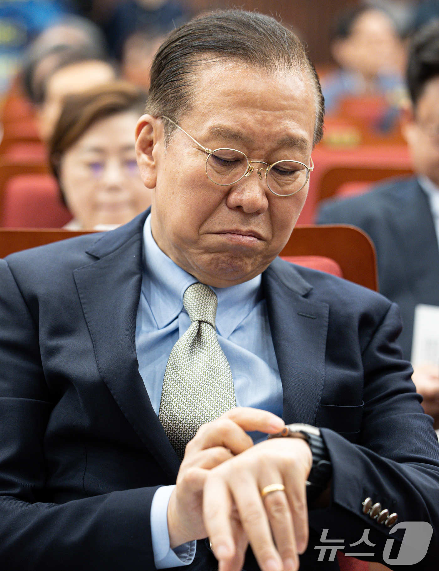 (서울=뉴스1) 이재명 기자 = 권영세 국민의힘 비상대책위원장이 7일 오후 서울 여의도 국회 의원회관에서 열린 트럼프시대 국가안전보장 대토론회에서 시간을 확인하고 있다. 2025. …