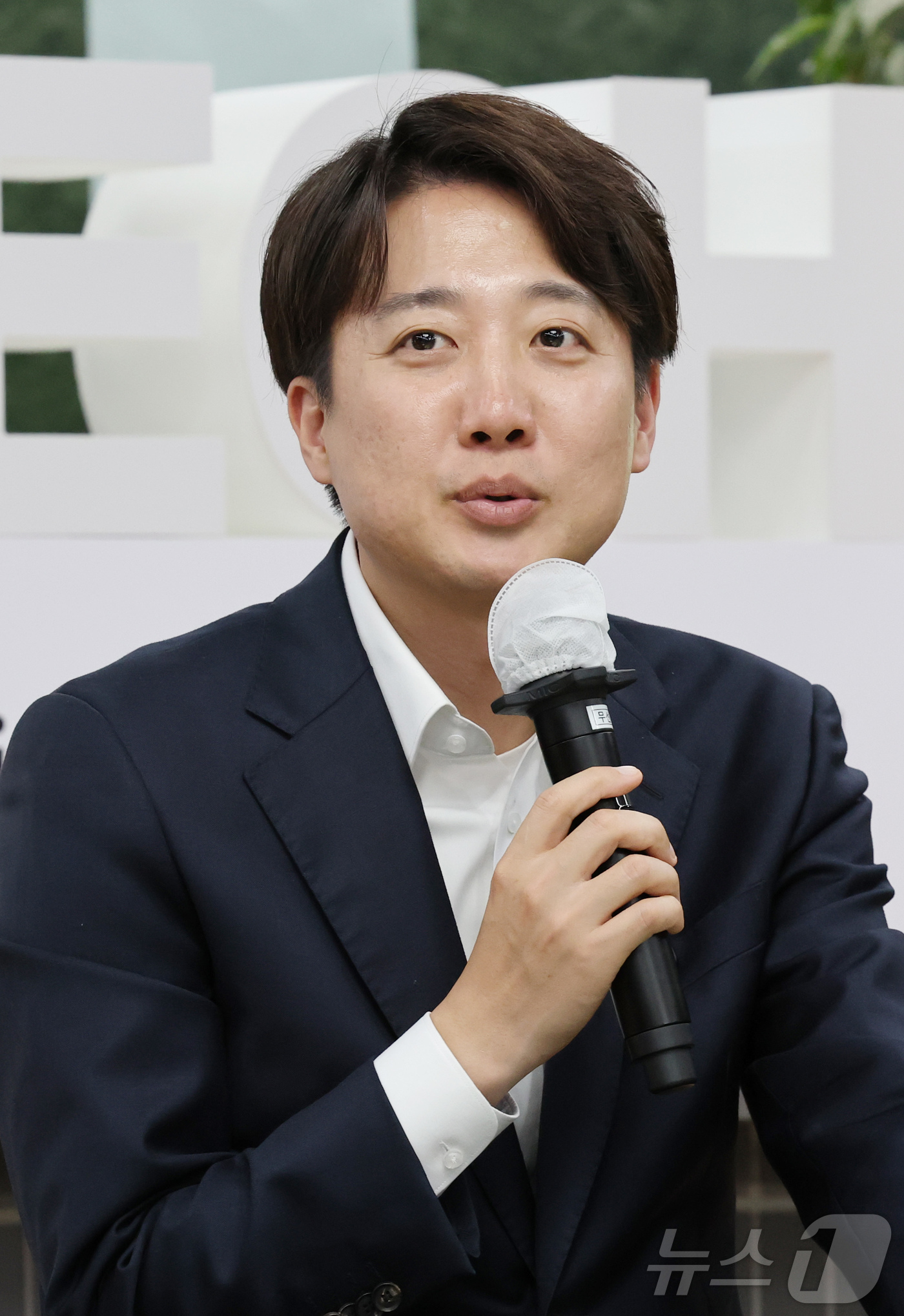 (대전=뉴스1) 김기태 기자 = 이준석 개혁신당 대선 후보가 7일 대전 유성구 한국과학기술원(KAIST)에서 학생들과 '2030 현장 청취' 간담회를 하고 있다. 2025.5.7/ …