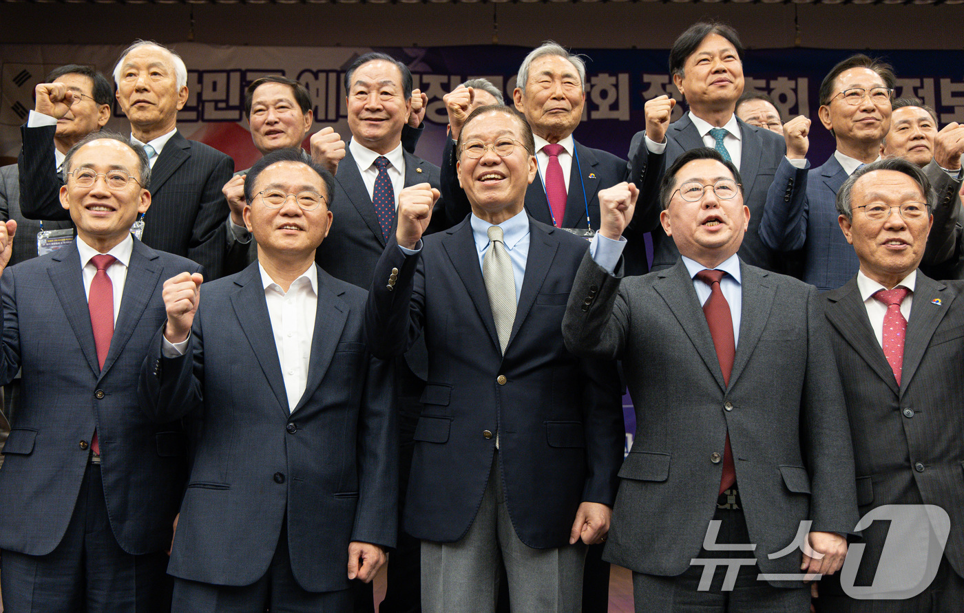 (서울=뉴스1) 이재명 기자 = 권영세 국민의힘 비상대책위원장이 7일 오후 서울 여의도 국회 의원회관에서 열린 트럼프시대 국가안전보장 대토론회에서 참석내빈들과 기념촬영을 하고 있다 …