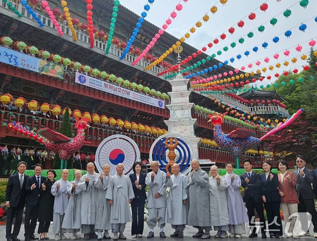 본문 이미지 - 지난 6일 춘천 삼운사를 방문한 이재명 더불어민주당 대통령 후보 부인 김혜경 씨.(허영 민주당 국회의원 페이스북 캡처, 재판매 및 DB 금지) 2025.5.7/뉴스1