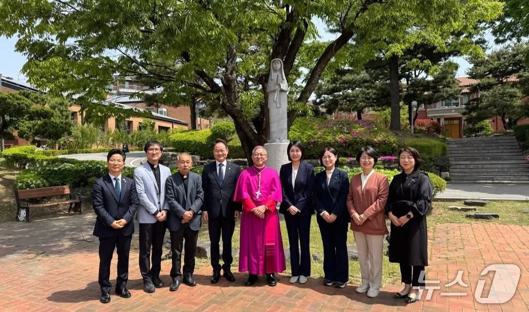 본문 이미지 - 지난 6일 천주교 춘천교구청 효자동성당을 방문한 이재명 더불어민주당 대통령 후보 부인 김혜경 씨.(허영 민주당 국회의원 페이스북 캡처, 재판매 및 DB 금지) 2025.5.7/뉴스1
