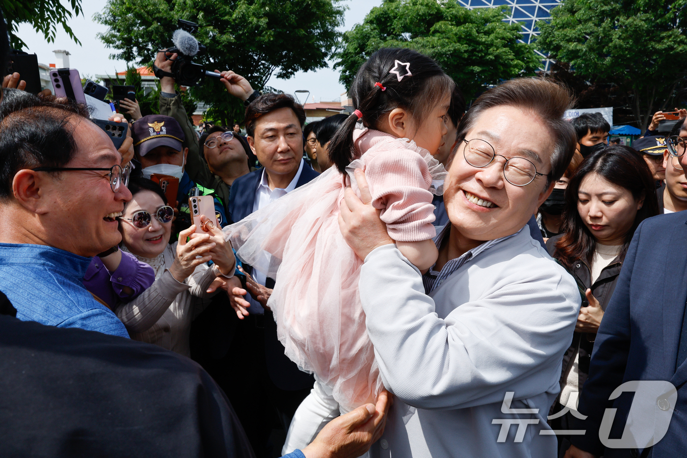 (전주=뉴스1) 안은나 기자 = 이재명 더불어민주당 대통령 후보가 2차 골목골목 경청투어 마지막 날인 7일 오후 전북 전주시 풍남문 앞에서 한 어린이를 안아들고 있다. 2025.5 …