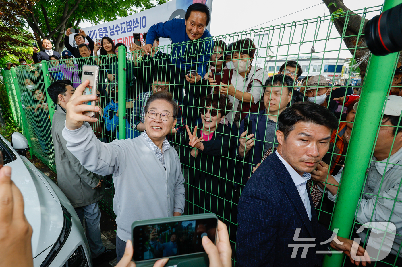 (전주=뉴스1) 안은나 기자 = 이재명 더불어민주당 대통령 후보가 2차 골목골목 경청투어 마지막 날인 7일 오후 전북 전주시 풍남문 앞에서 시민들과 셀카를 찍고 있다. 2025.5 …