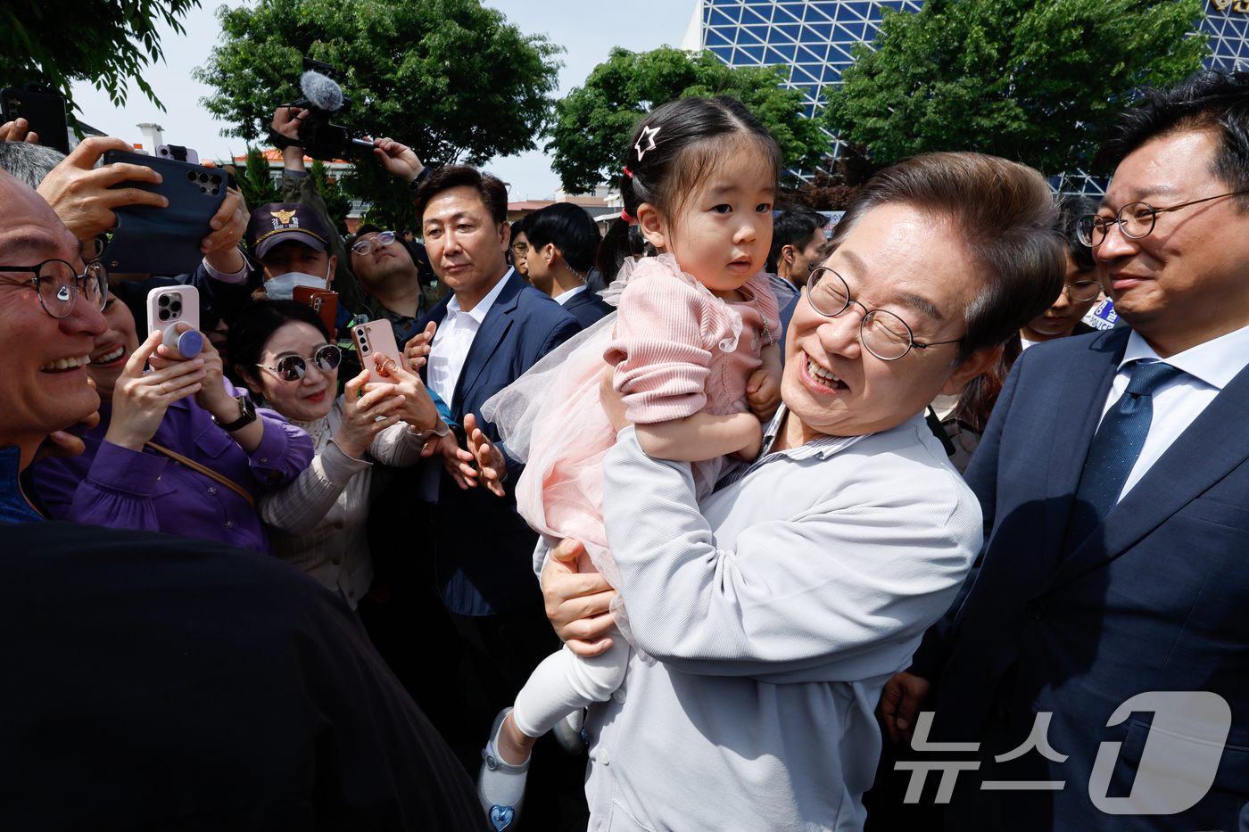(전주=뉴스1) 안은나 기자 = 이재명 더불어민주당 대통령 후보가 2차 골목골목 경청투어 마지막 날인 7일 오후 전북 전주시 풍남문 앞에서 한 어린이를 안아들고 있다. 2025.5 …