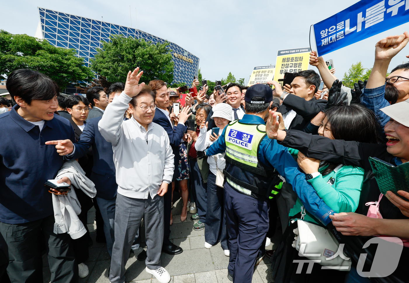 (전주=뉴스1) 안은나 기자 = 이재명 더불어민주당 대통령 후보가 2차 골목골목 경청투어 마지막 날인 7일 오후 전북 전주시 풍남문 앞에서 시민들을 향해 인사하고 있다. 2025. …