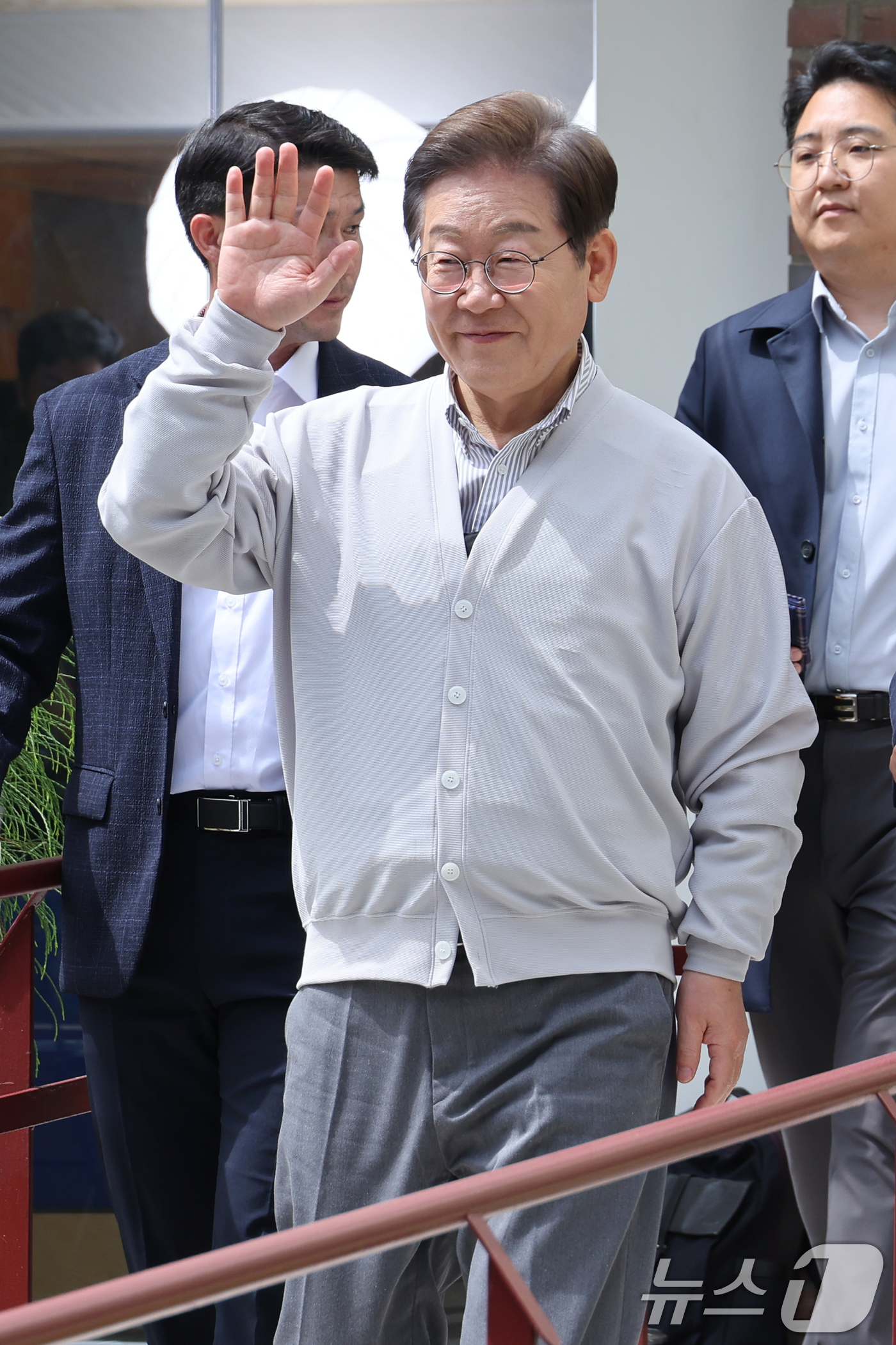 (전주=뉴스1) 안은나 기자 = 이재명 더불어민주당 대통령 후보가 2차 골목골목 경청투어 마지막 날인 7일 오후 전북 전주시의 카페를 나서며 인사하고 있다. 2025.5.7/뉴스1 …