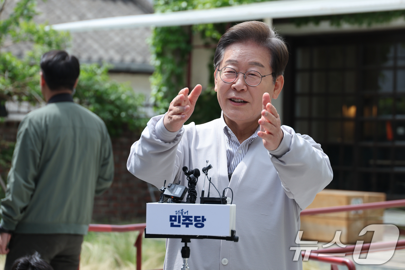 (전주=뉴스1) 안은나 기자 = 이재명 더불어민주당 대통령 후보가 2차 골목골목 경청투어 마지막 날인 7일 오후 전북 전주시의 카페 앞에서 공직선거법 위반 사건 파기환송심 첫 공판 …