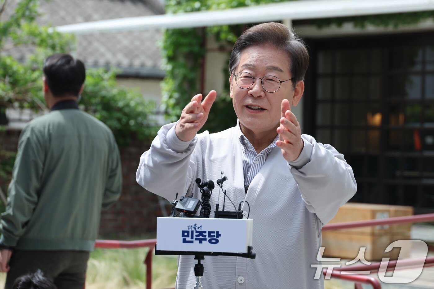 본문 이미지 - 이재명 더불어민주당 대통령 후보가 2차 골목골목 경청투어 마지막 날인 7일 오후 전북 전주시의 카페 앞에서 공직선거법 위반 사건 파기환송심 첫 공판기일 연기에 대한 입장을 밝히고 있다. 2025.5.7/뉴스1 ⓒ News1 안은나 기자