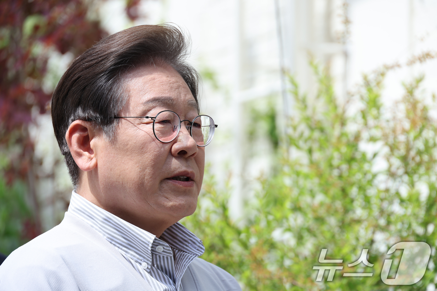 (전주=뉴스1) 안은나 기자 = 이재명 더불어민주당 대통령 후보가 2차 골목골목 경청투어 마지막 날인 7일 오후 전북 전주시의 카페 앞에서 공직선거법 위반 사건 파기환송심 첫 공판 …