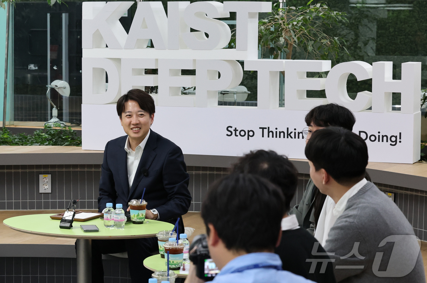 (대전=뉴스1) 김기태 기자 = 이준석 개혁신당 대선 후보가 7일 대전 유성구 한국과학기술원(KAIST)에서 학생들과 '2030 현장 청취' 간담회를 하고 있다. 2025.5.7/ …