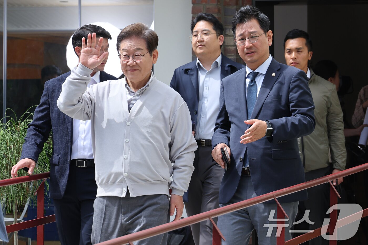 본문 이미지 - 이재명 더불어민주당 대통령 후보가 2차 골목골목 경청투어 마지막 날인 7일 오후 전북 전주시의 카페를 나서며 인사하고 있다. 2025.5.7/뉴스1 ⓒ News1 안은나 기자