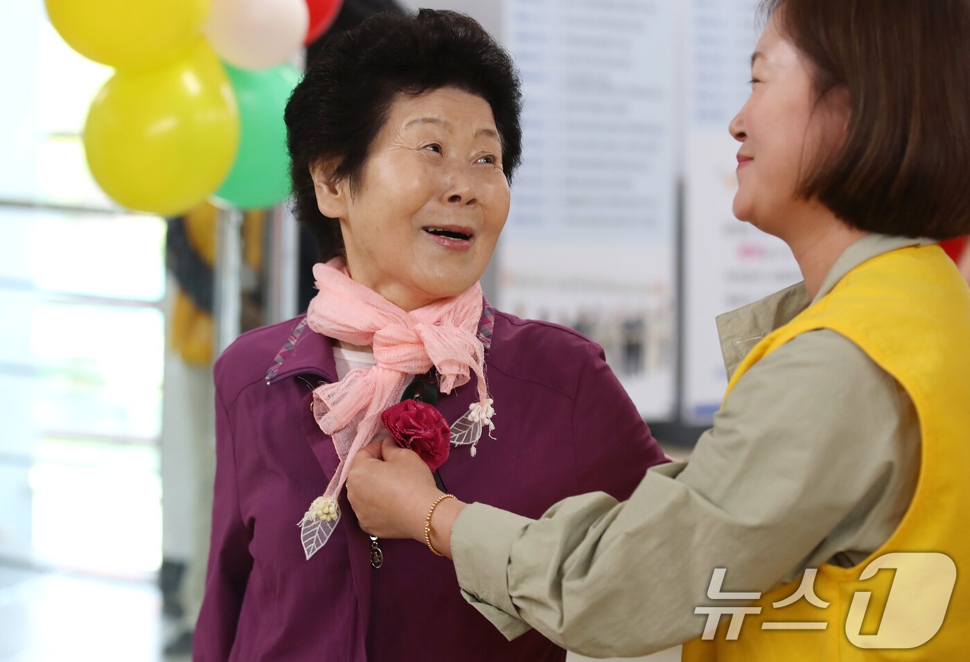본문 이미지 - 어버이날을 하루 앞둔 7일 오전 대구 달서구 신당체육센터에서 열린 &#39;어버이날 기념 효&#40;孝&#41; 경로잔치&#39;에서 자원봉사자들이 입장하는 어르신에게 카네이션을 달아주고 있다 2025.5.7/뉴스1 ⓒ News1 공정식 기자