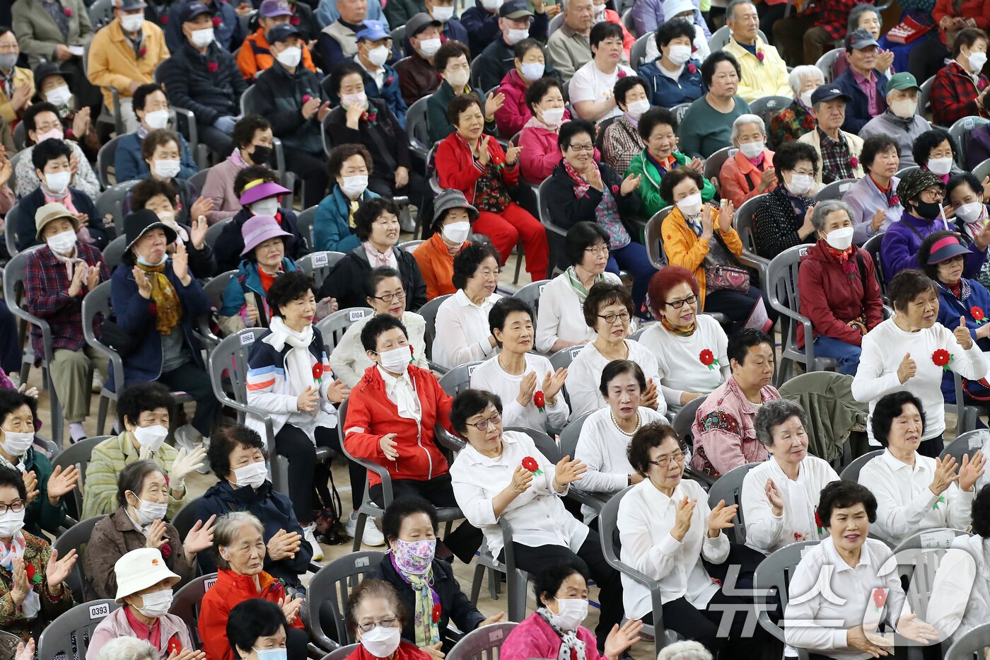 본문 이미지 - 어버이날을 하루 앞둔 7일 오전 대구 달서구 신당체육센터에서 열린 &#39;어버이날 기념 효&#40;孝&#41; 경로잔치&#39;를 찾은 어르신들이 손뼉을 치며 축하공연을 즐기고 있다. 2025.5.7/뉴스1 ⓒ News1 공정식 기자