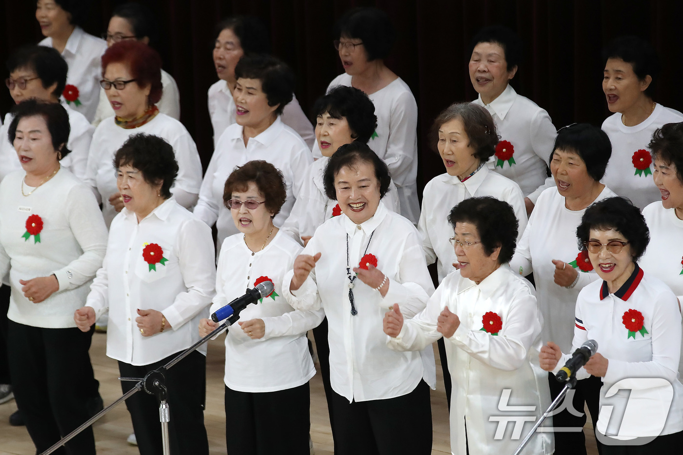 (대구=뉴스1) 공정식 기자 = 어버이날을 하루 앞둔 7일 오전 대구 달서구 신당체육센터에서 열린 '어버이날 기념 효(孝) 경로잔치'에서 가요교실 실버합창단이 축하공연을 선보이고 …